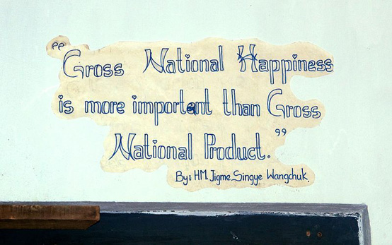 ブータンの首都、ティンプーの伝統工芸学校の壁に書かれたスローガン。「国民総幸福（ＧＮＨ）は国民総生産（ＧＮＰ）よりも重要である」というジグミ・シンゲ・ワンチュク第４代ブータン国王の言葉。